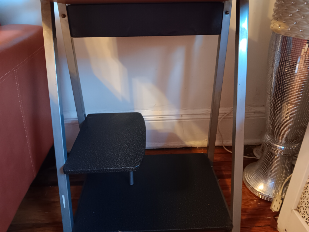 computer desk very good condition,  fits any corner - photo 2