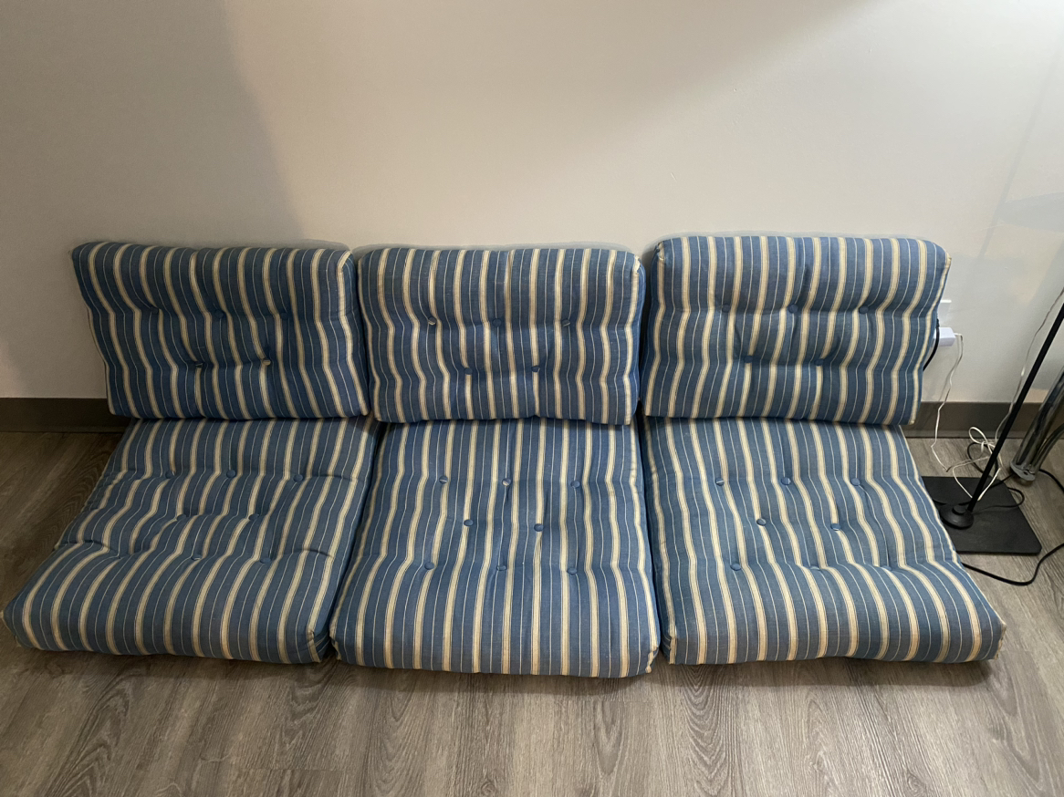 Sofa/cushions/floor seatings