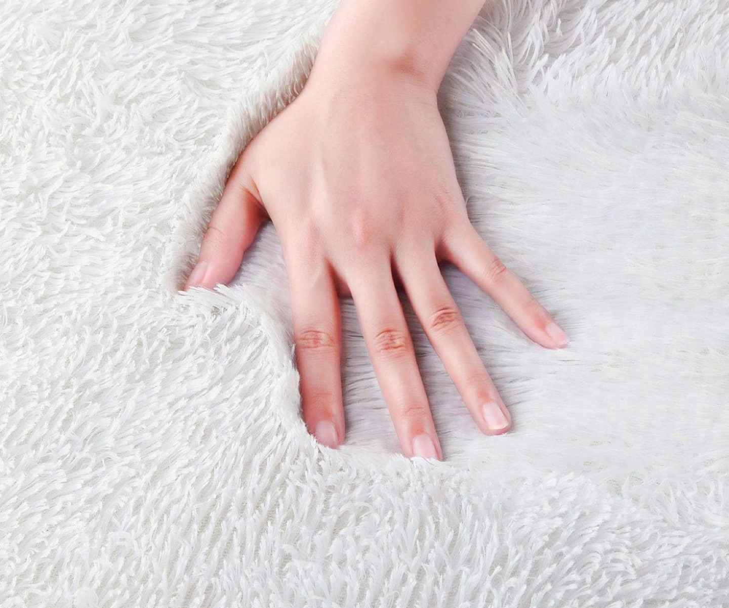 Fluffy white carpet - photo 3