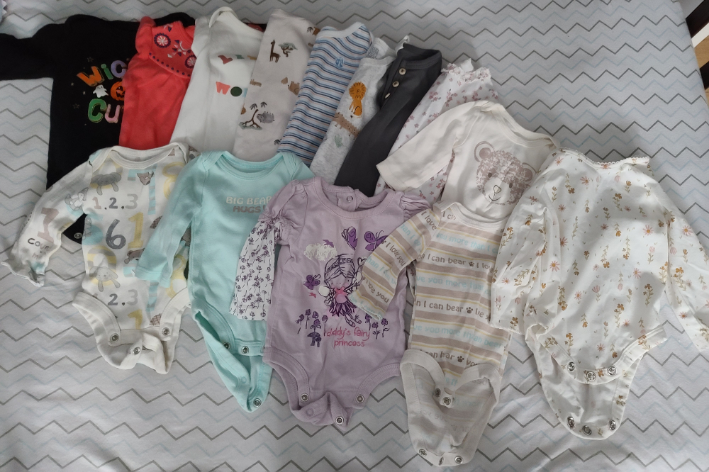 93 Pcs 0 to 3 months baby girl clothes - photo 5