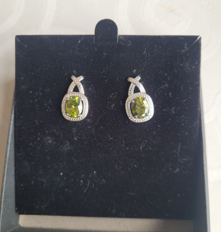 Peridot and Diamond earrings image indicator(2)