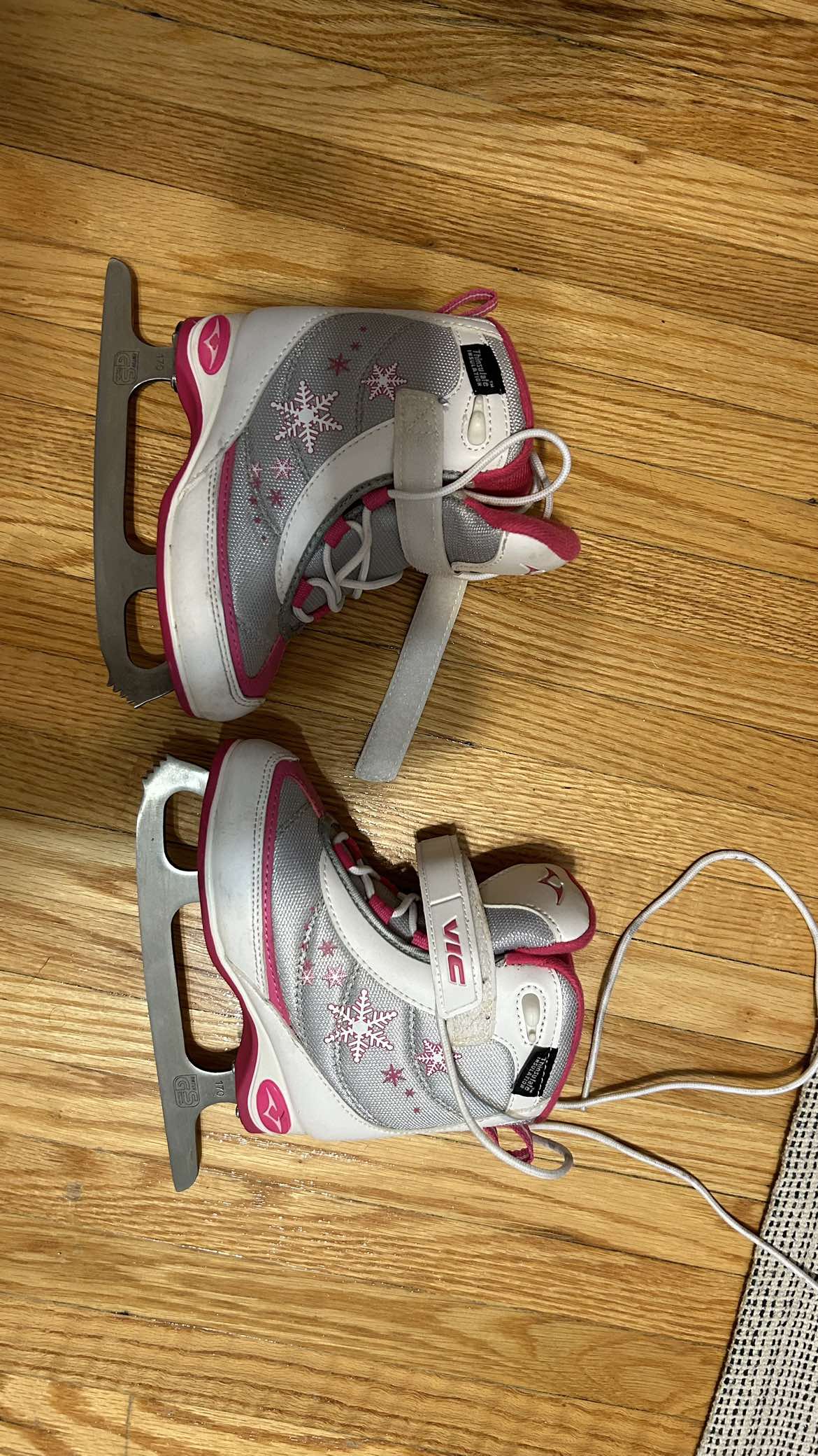 VIC ice skate girl size Y09