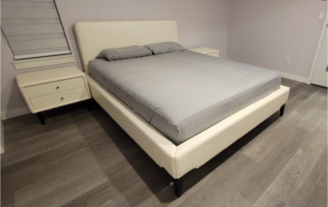 OFF WHITE / CREAM LEATHER QUEEN SIZE BED FRAME + 2 NIGHT STANDS - photo 2