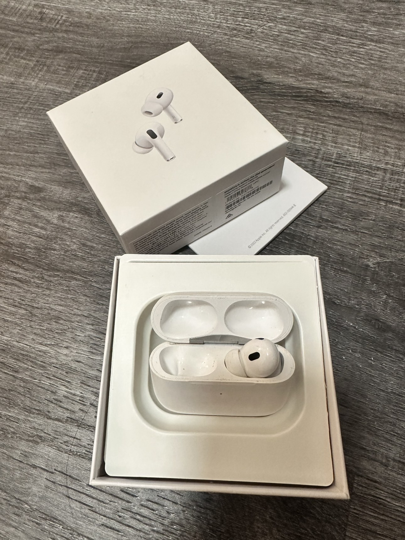 AirPods pro2 with the case and the right side
