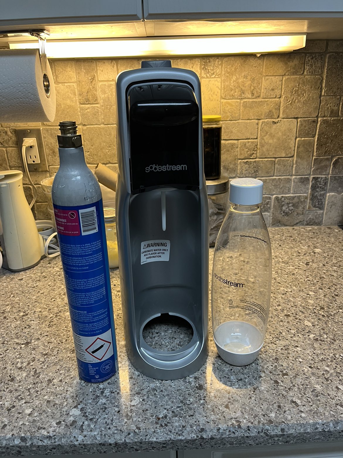 🥕SODASTREAM WITH CANISTER BOTTLE AND 3 SYRUPS thumbnail