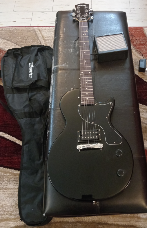 Gibson guitar with mini Fender amplifer