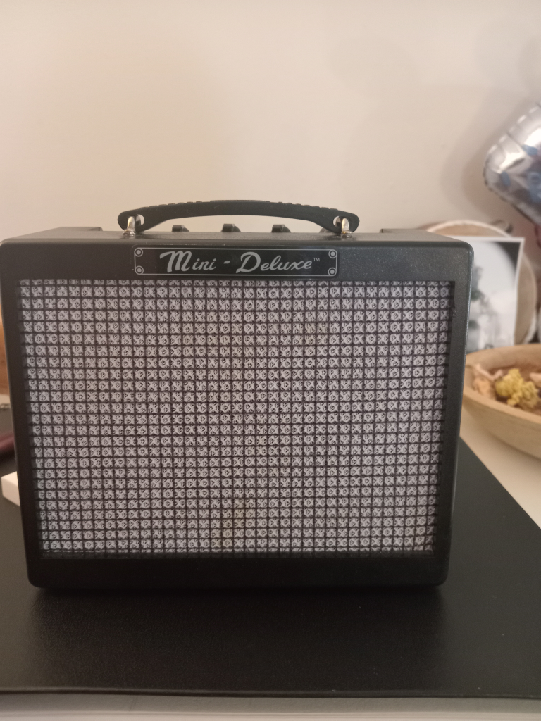 Gibson guitar with mini Fender amplifer - photo 2