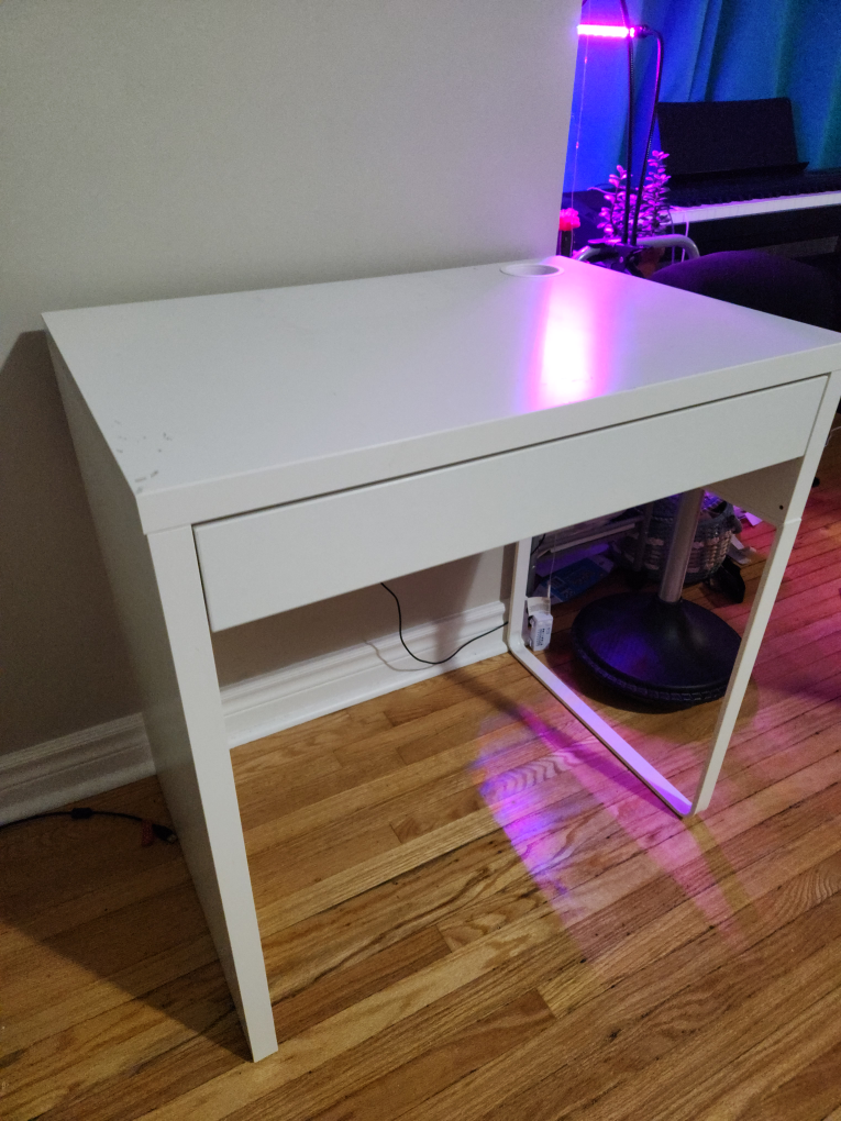 Small white IKEA MICKE desk - photo 2