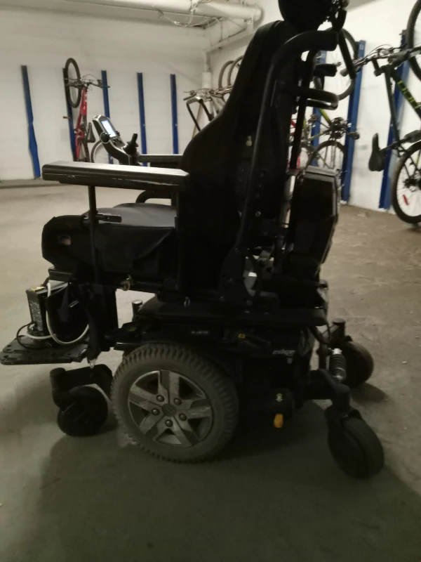 Electric wheelchair