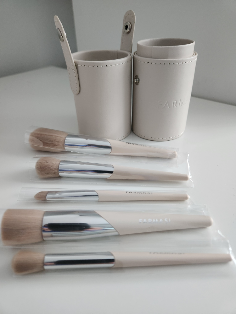 luxurious makeup brush set image indicator(2)