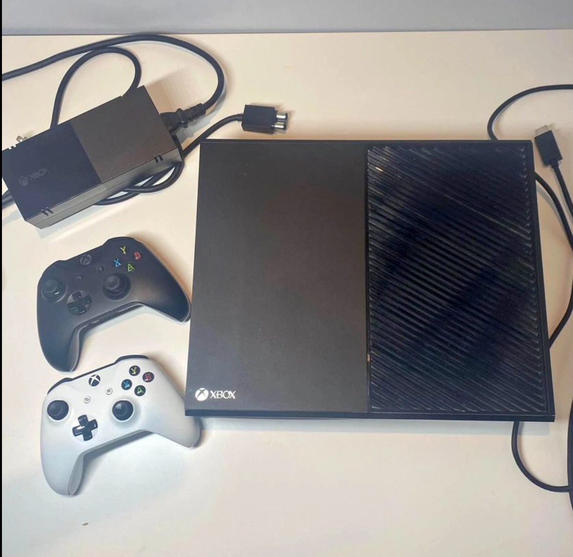 Xbox One with 2 Ctrls & 7 Games | Karrot
