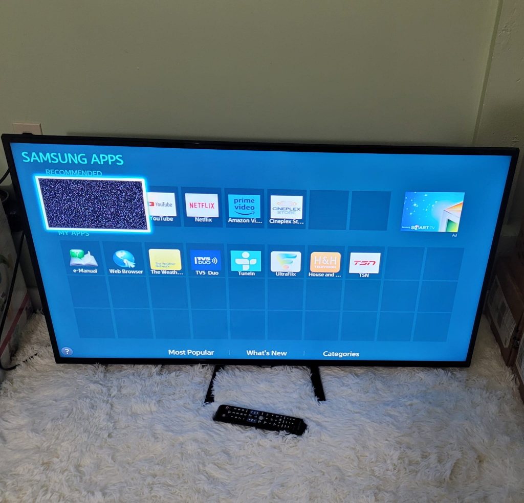 Samsung 48 inch Smart tv with remote.