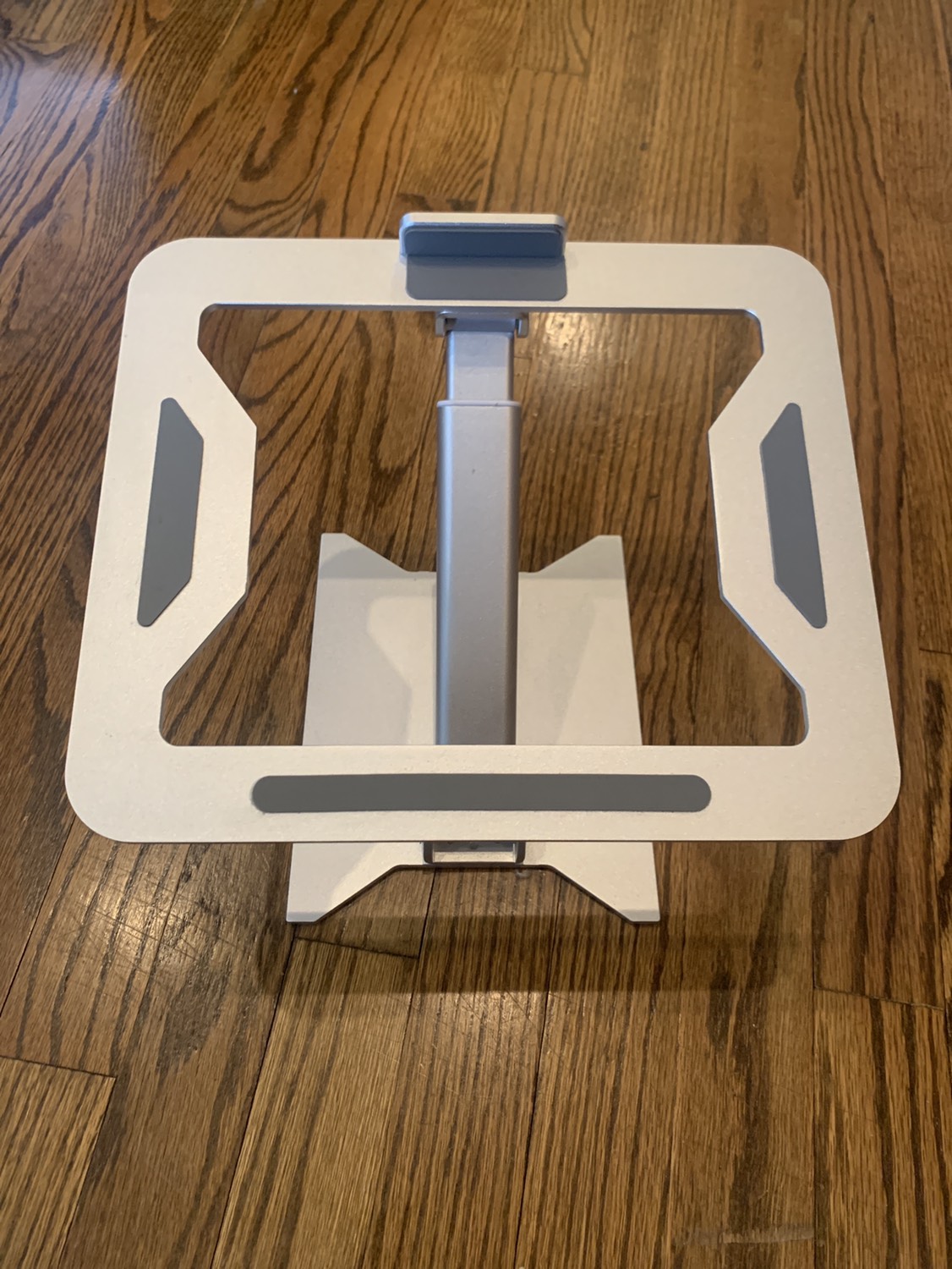 Adjustable laptop stand