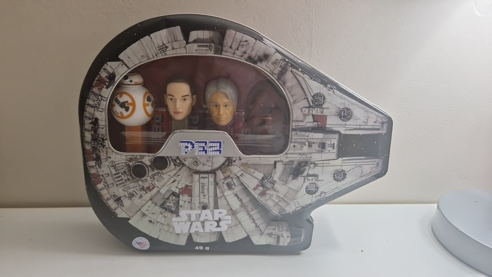 2017 STAR WARS DISNEY MILLENNIUM FALCON PEZ COLLECTOR GIFT SET