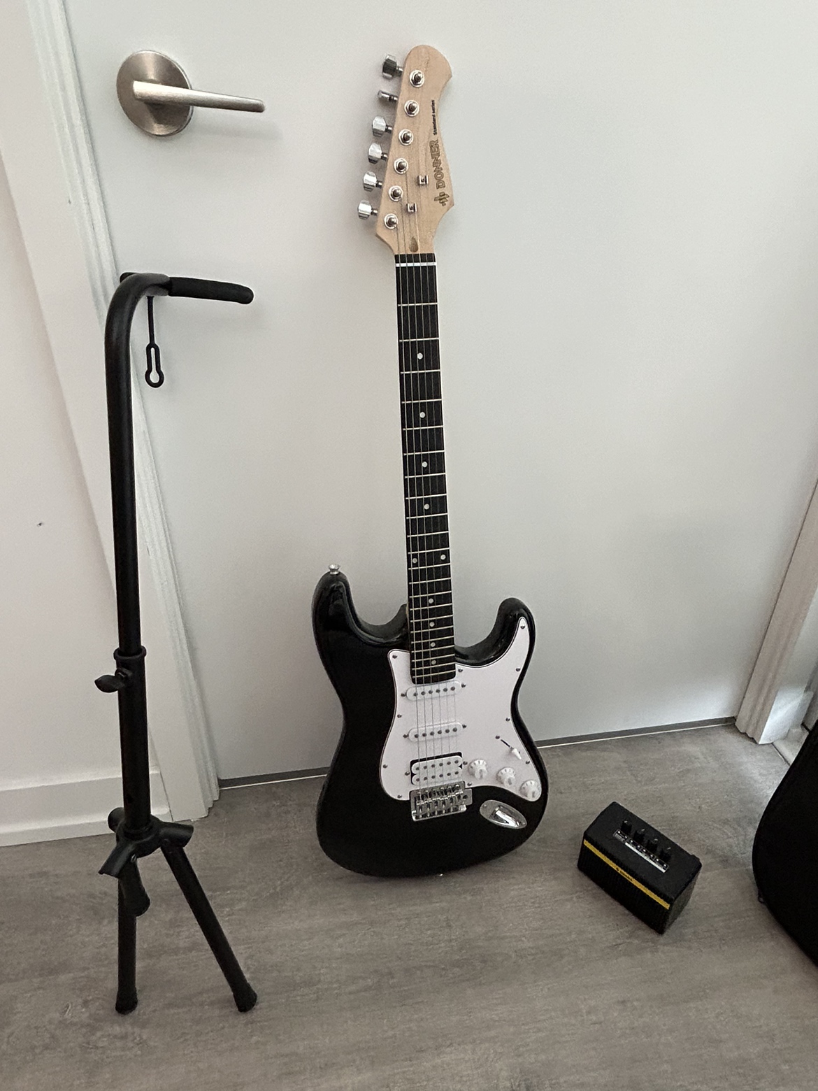 Electronic guitar with amp and stand - all inlcuded