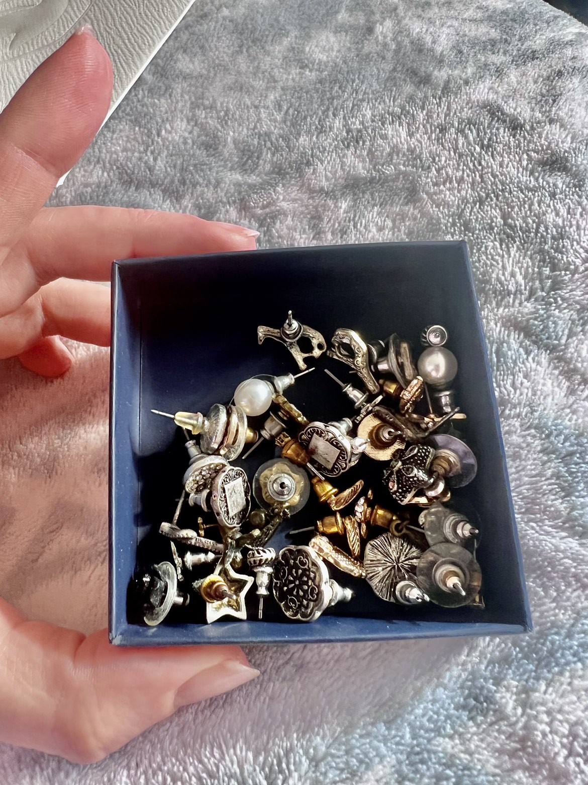 Lot of small earrings thumbnail