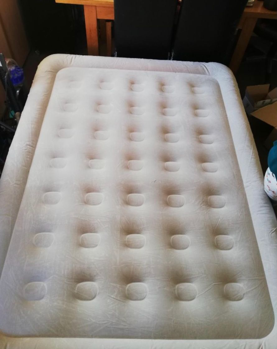 Twin Double-Hight Air Mattress w built in Electric Pump - photo 3