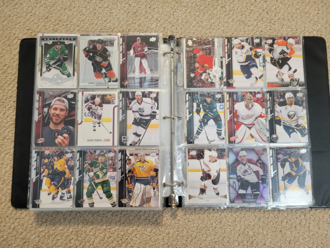 Huge lot of Hockey Cards image indicator(4)