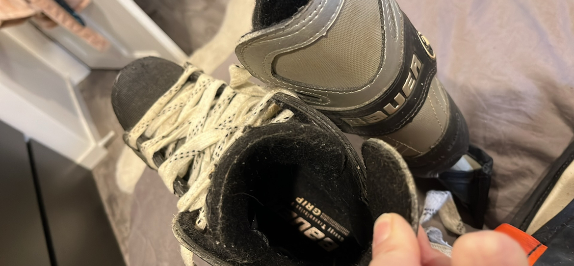Bauer hockey skates with skate guards - photo 4