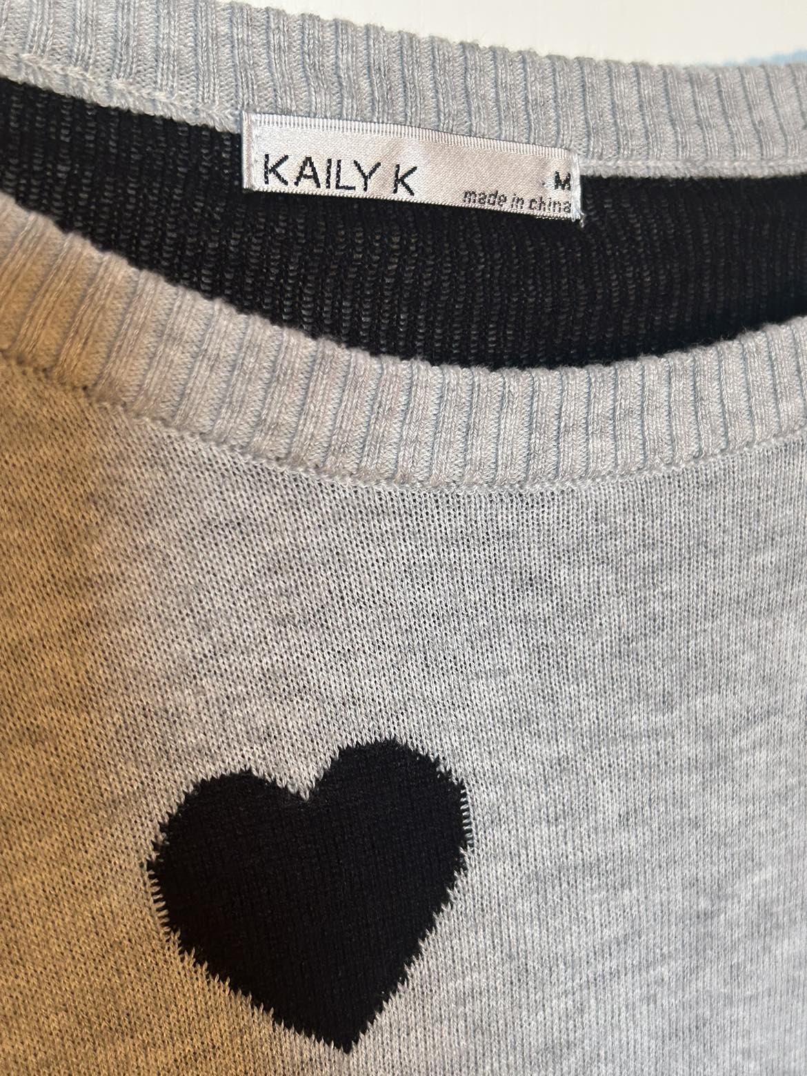 Heart sweater, size medium - photo 2