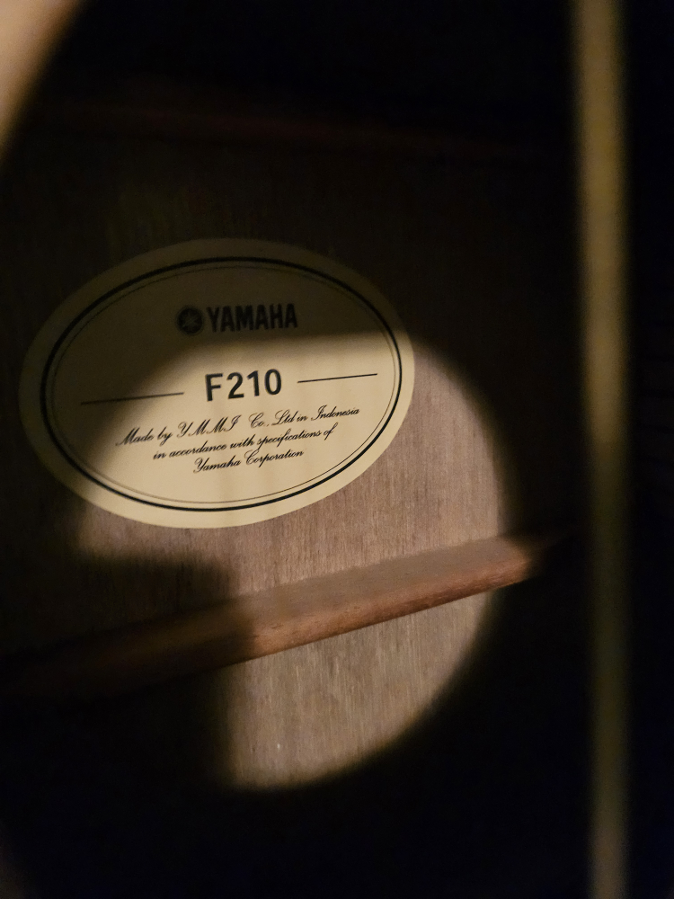 Acoutic Guitar - Yamaha F210 image indicator(2)