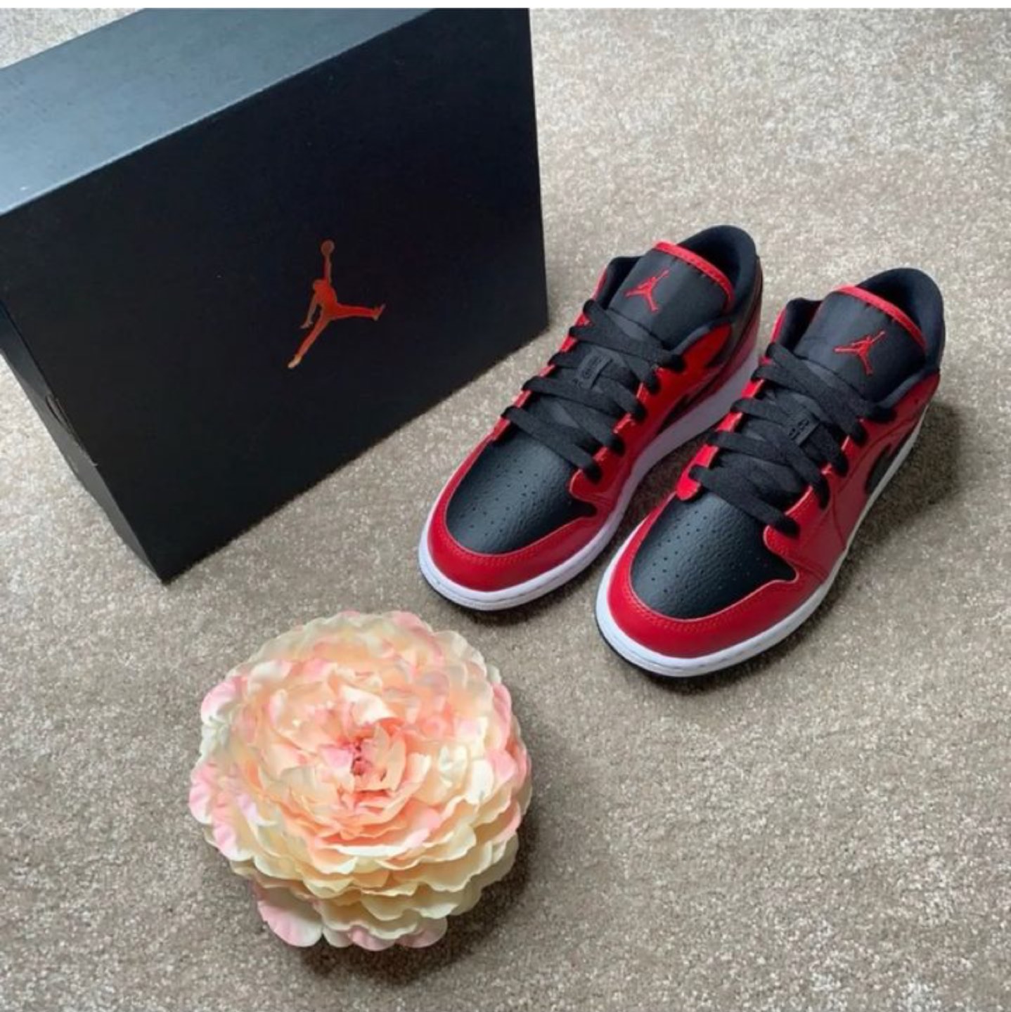 Jordan 1 Low' Pebbled Leather; Red/Black
