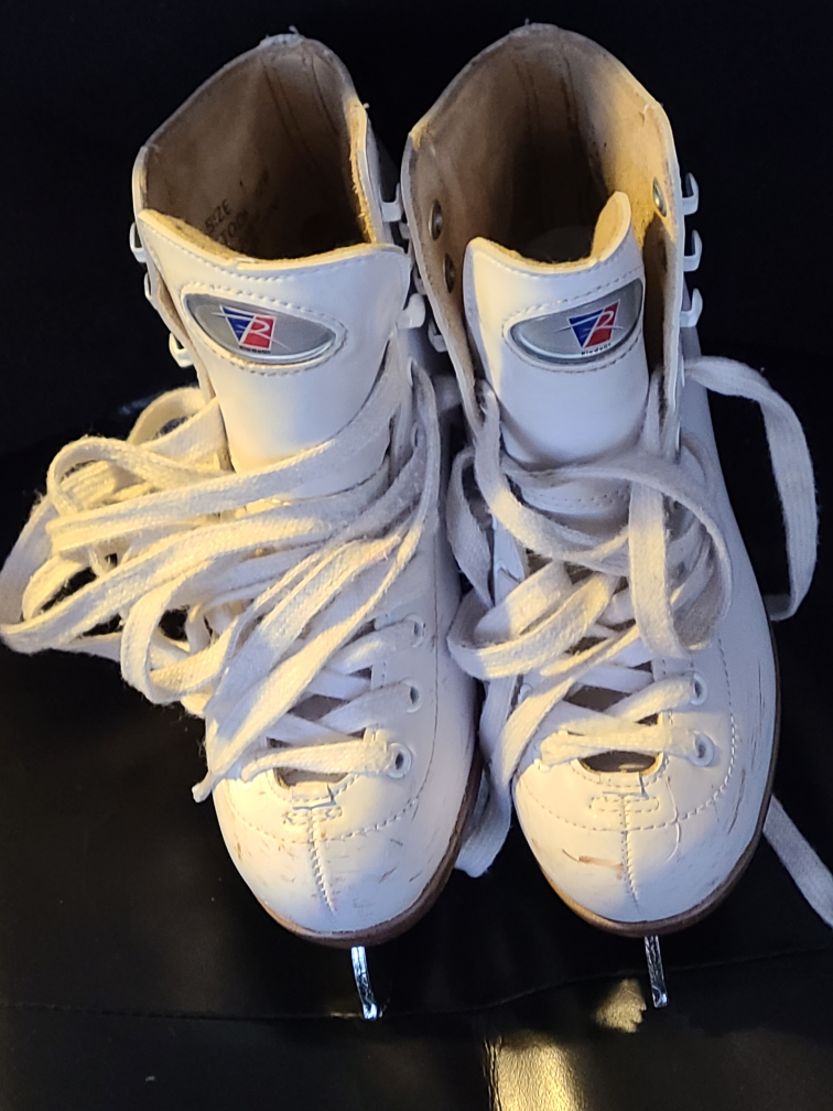 Girl's Riedell figure skates Size 1- exc cond image indicator(2)