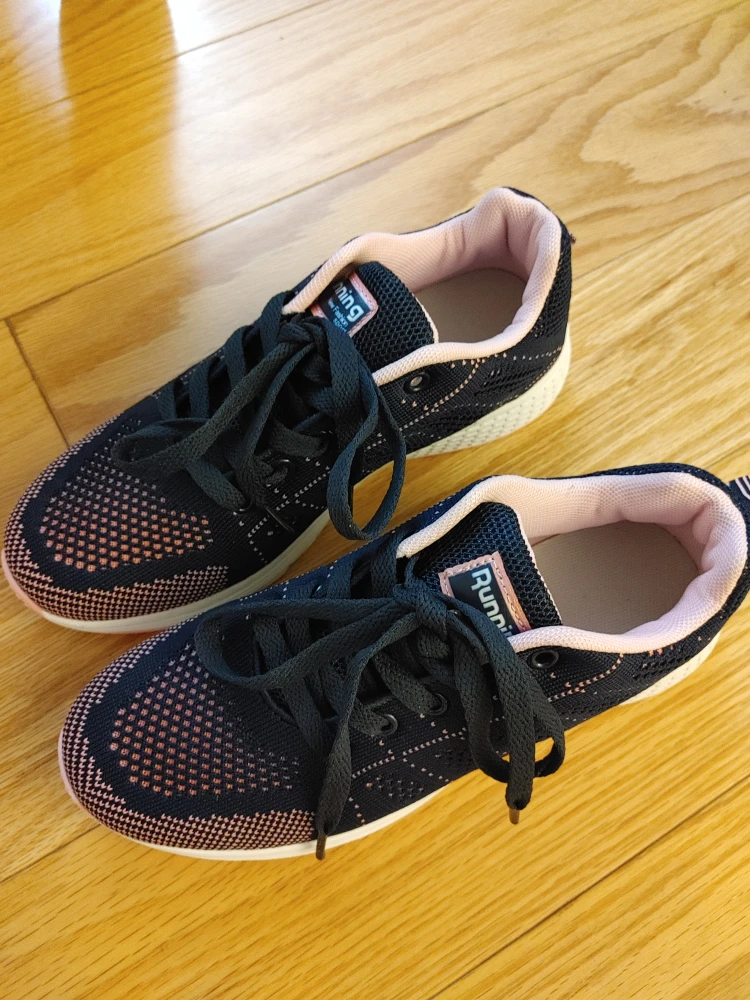 women sneaker thumbnail