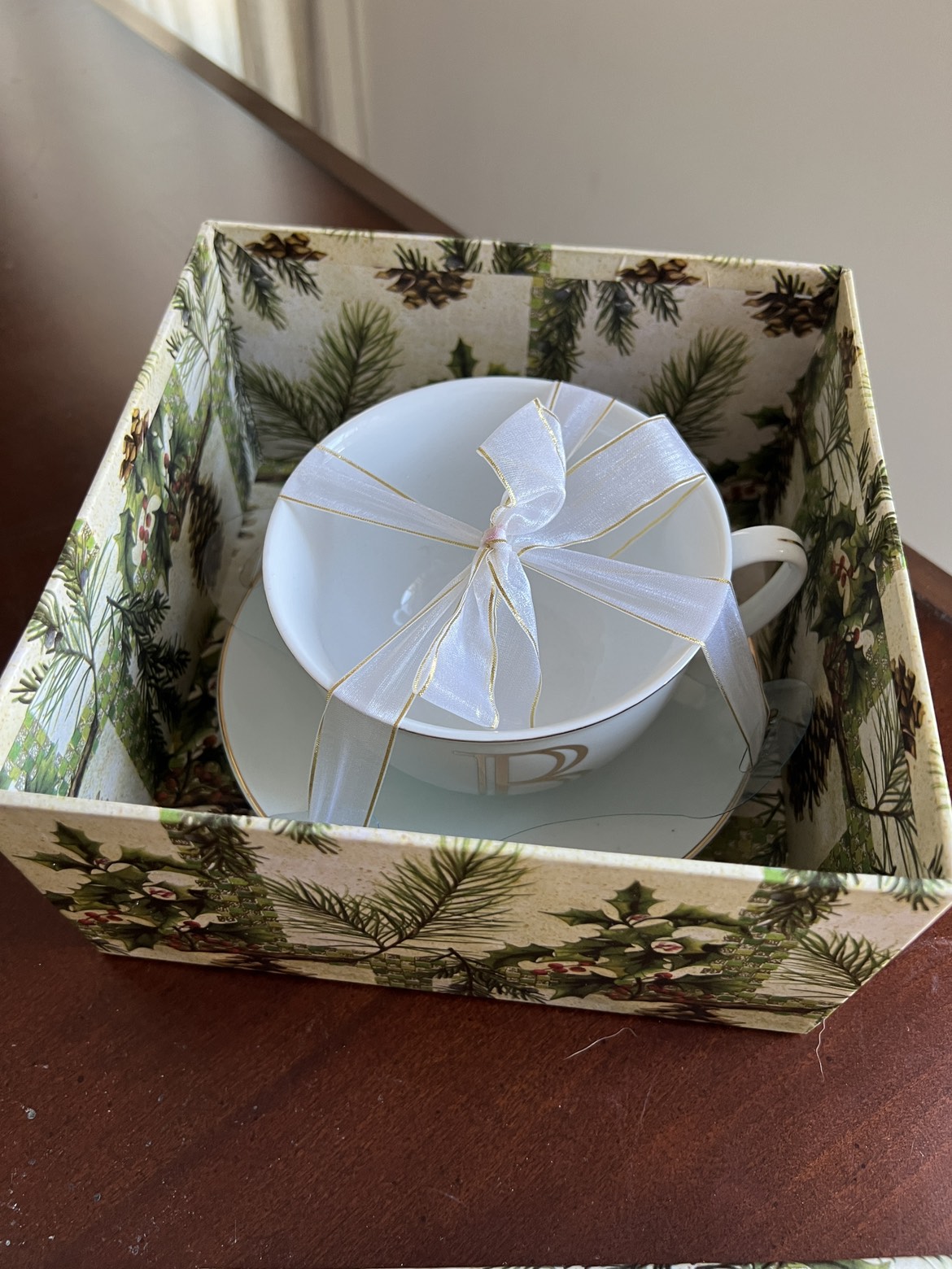 “B” Cup and Saucer - Gift Set image indicator(5)