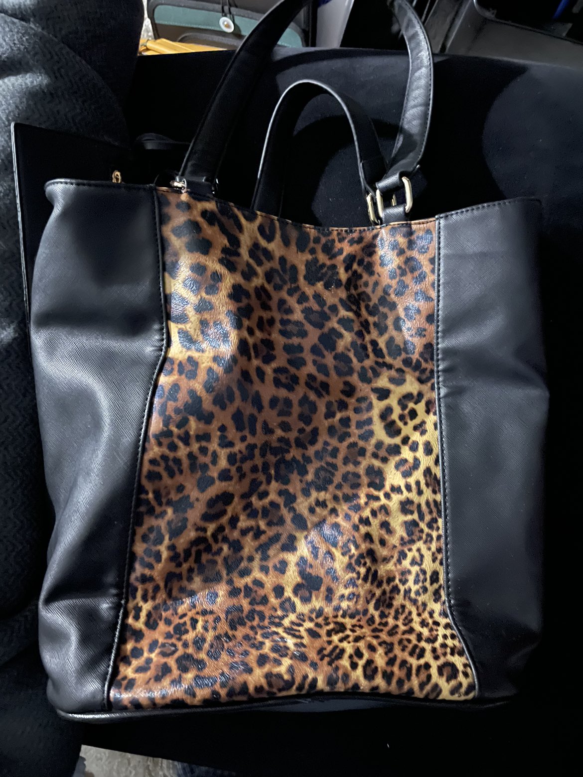 Tote with pouch image indicator(2)