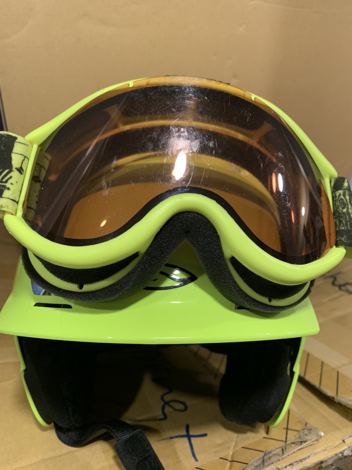 Ski helmet & goggle