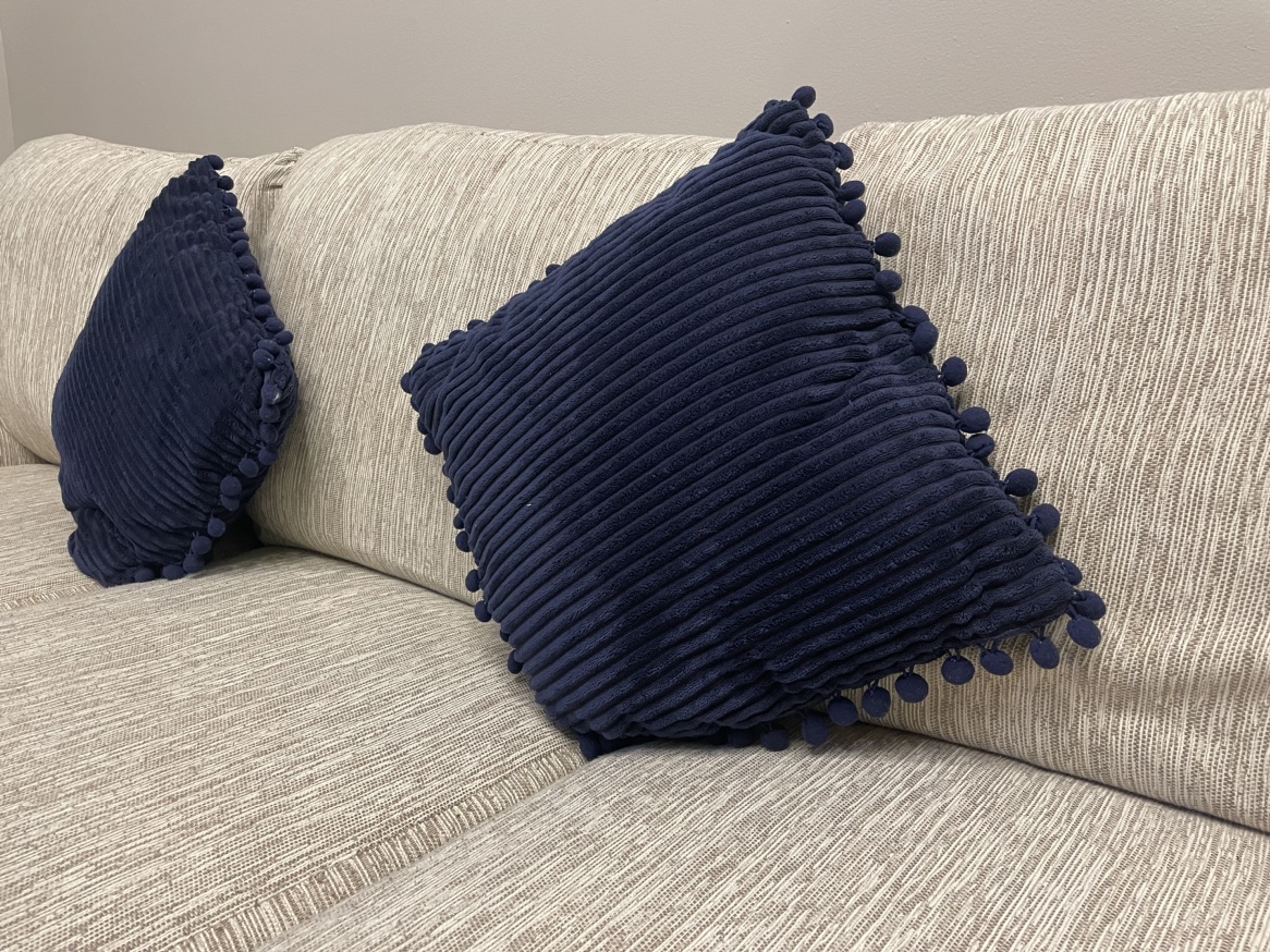 Super comfy couch with two pillows - photo 2