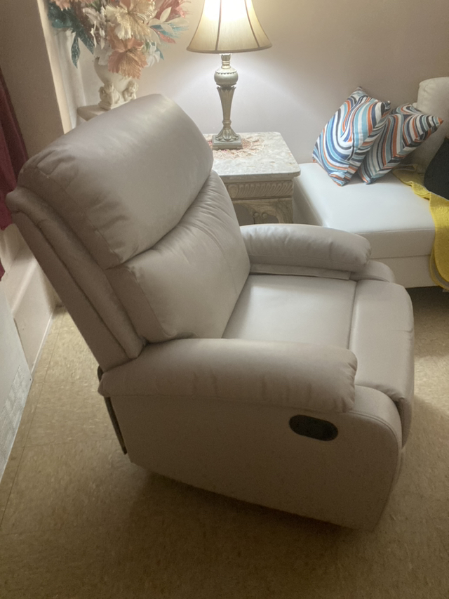 Rocker,Recliner & Swivel Chair - photo 3