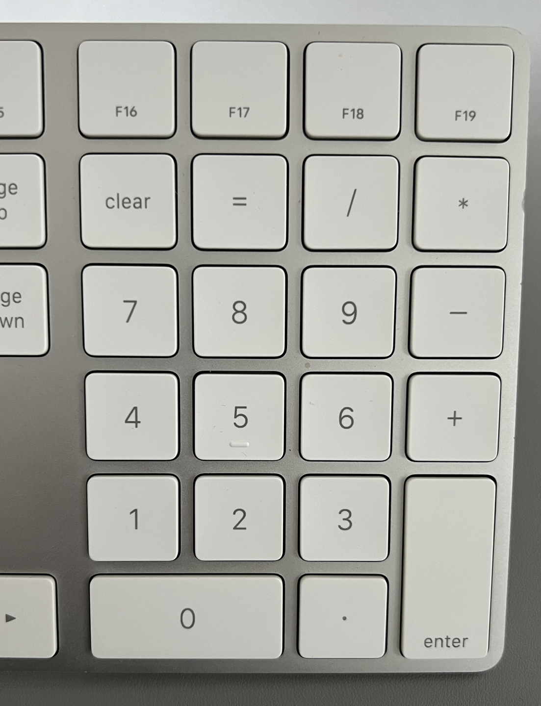 Full apple keyboard with numeric keypad. LIKE NEW. image indicator(3)