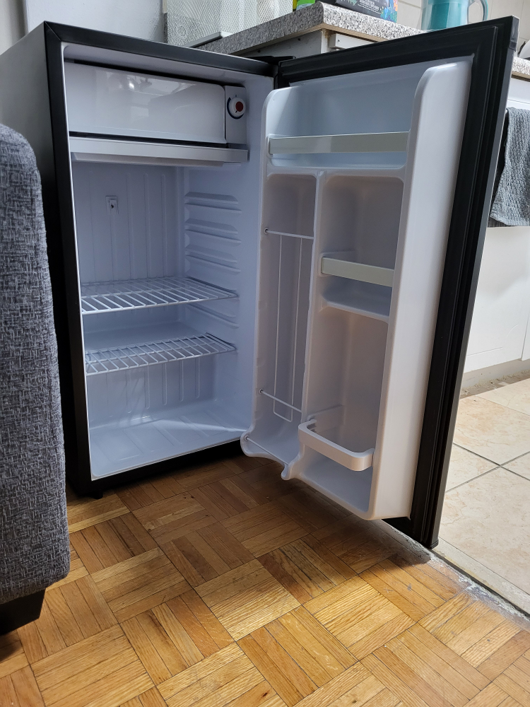 Danby Diplomat mini fridge - photo 2