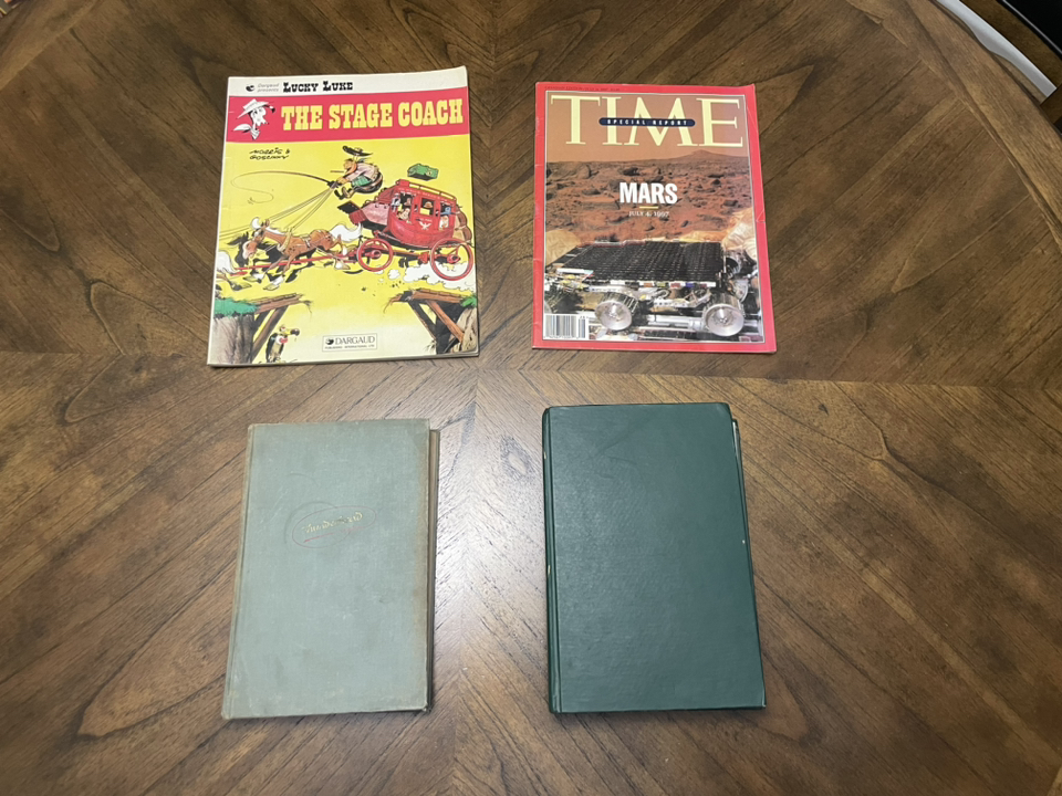 Comic books, magazine, books image indicator(2)