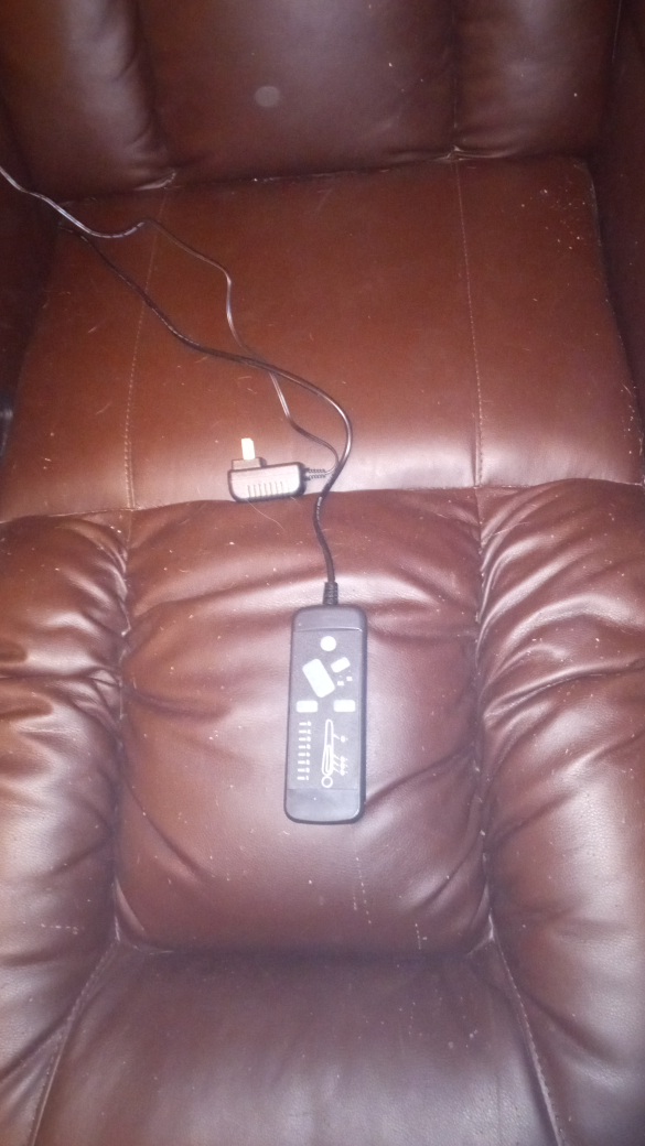 Massage/reclining chair with swivel base - photo 3