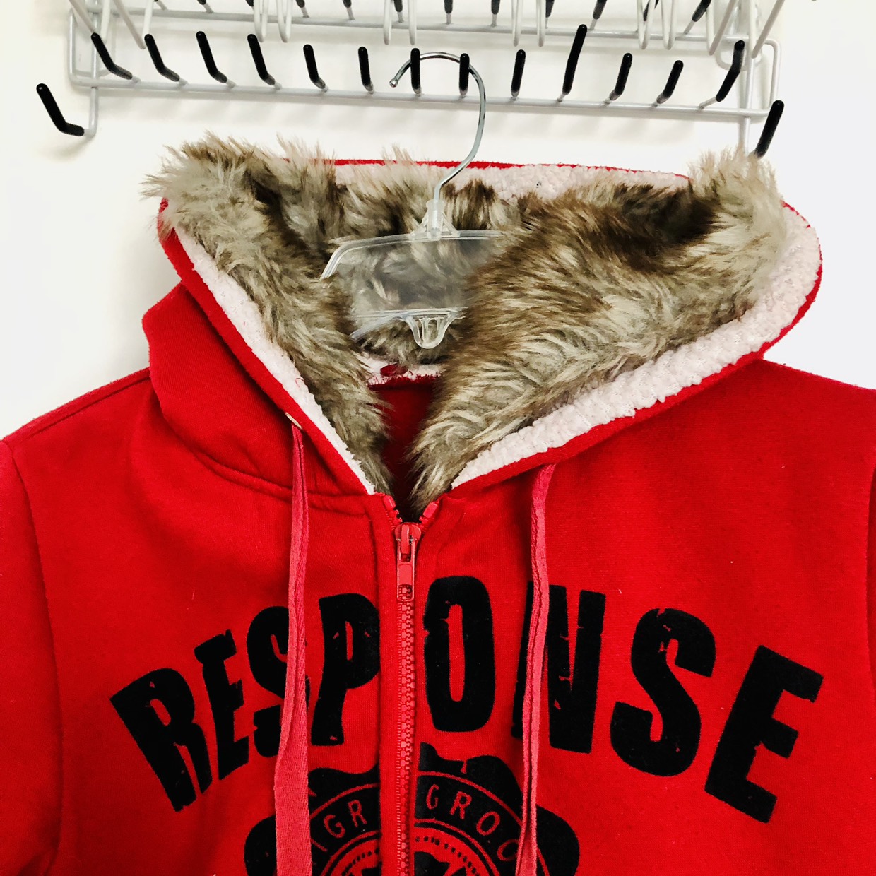 Super cute Red zipped up hoodie with detachable fur trim image indicator(5)