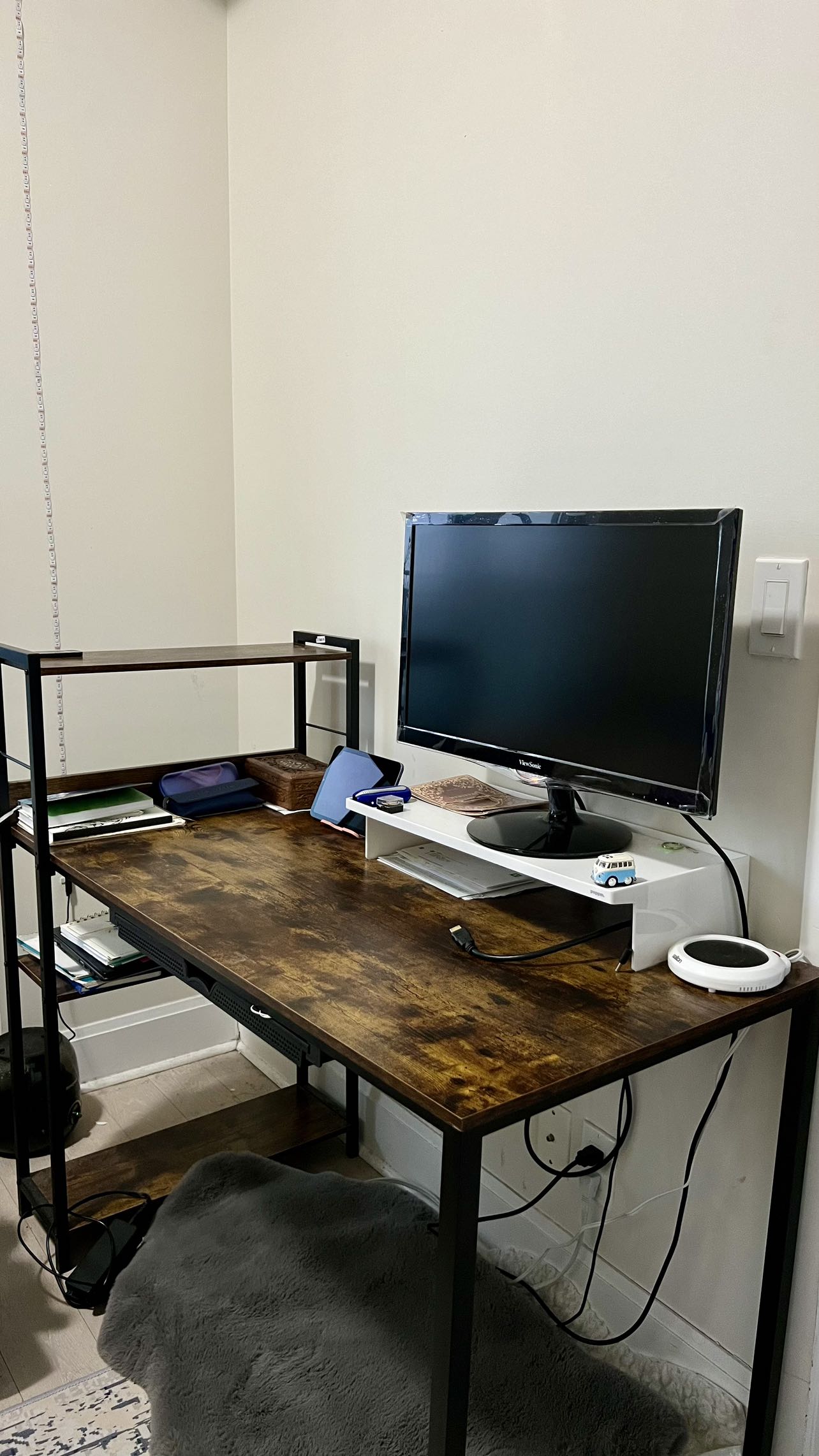 Desk with shelves thumbnail