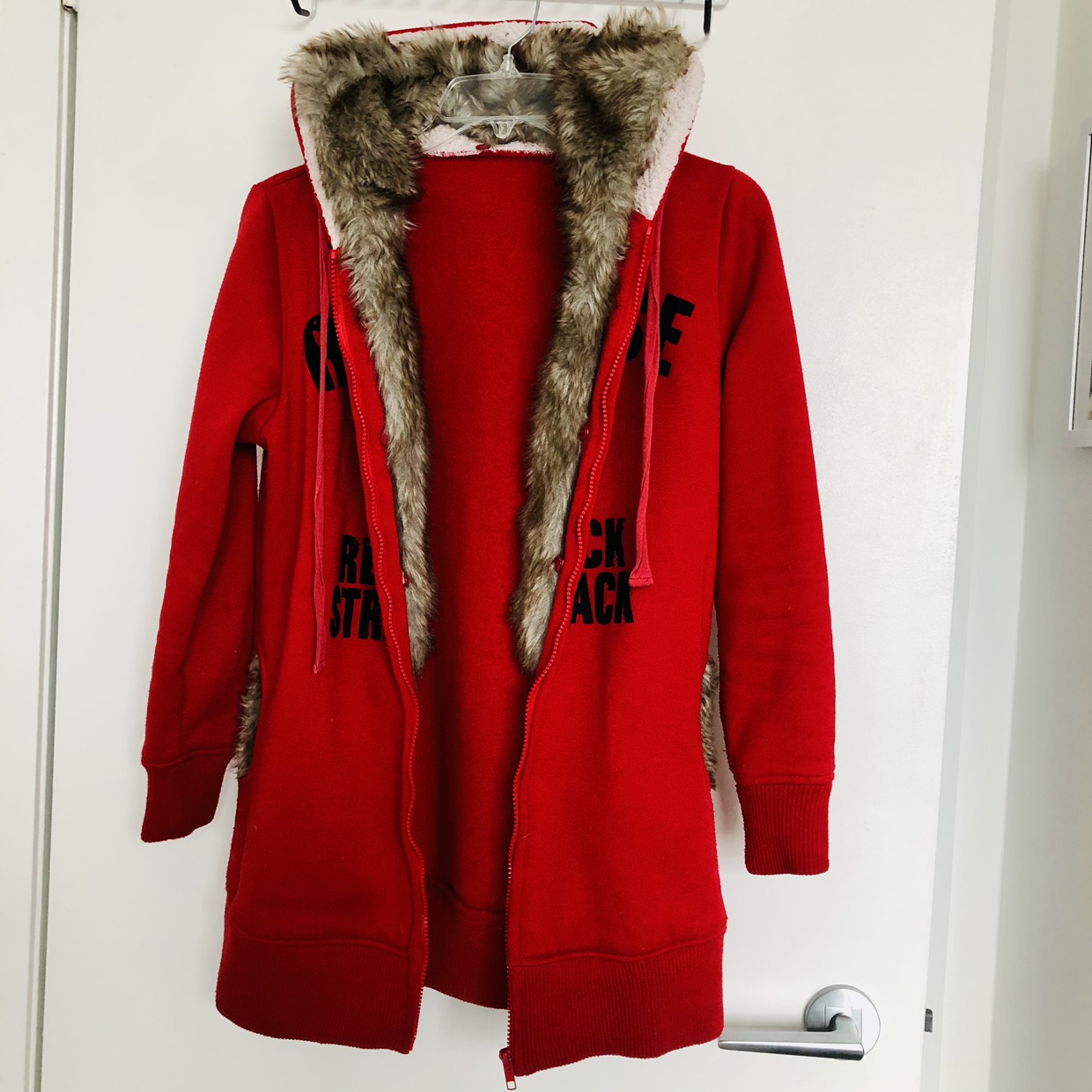 Super cute Red zipped up hoodie with detachable fur trim image indicator(3)