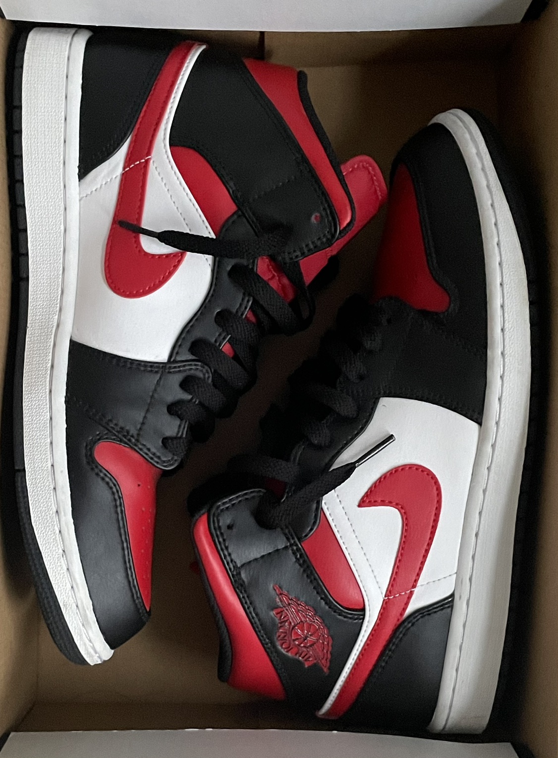 Air Jordan 1 Mid Size 9.5 - photo 2