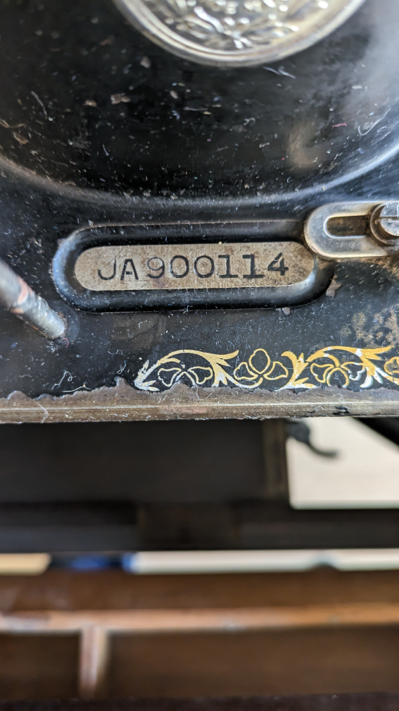 Vintage Singer Sewing Machine & Accessories - photo 3