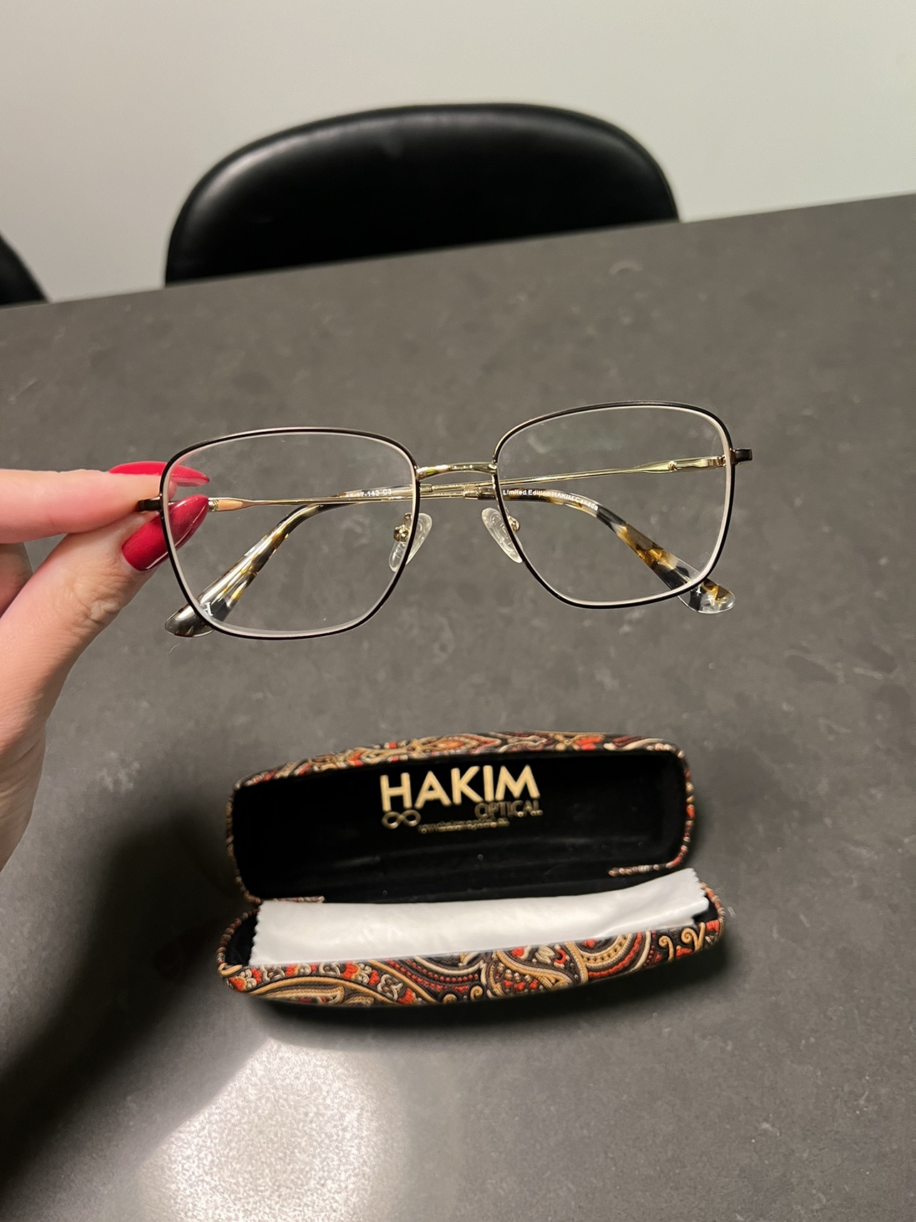 HAKIM OPTICAL prescription glasses image indicator(2)