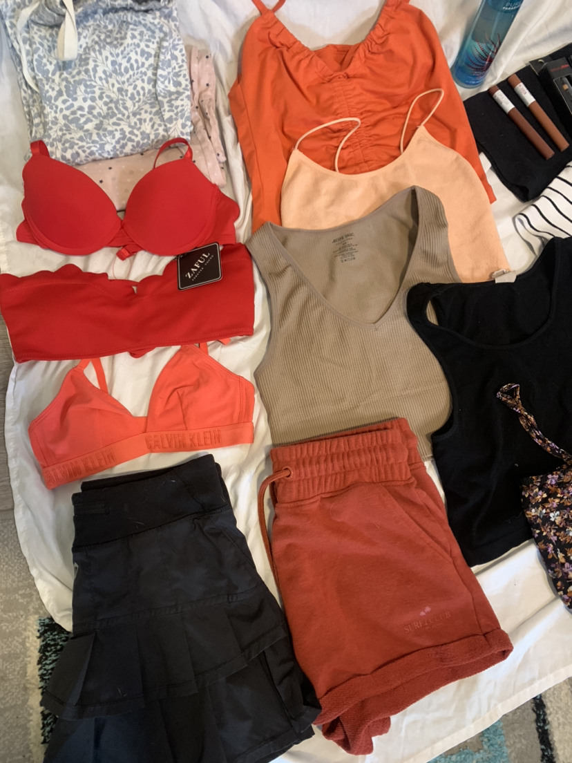 Red/orange lot xs-s with 20+ items for one low price. image indicator(4)