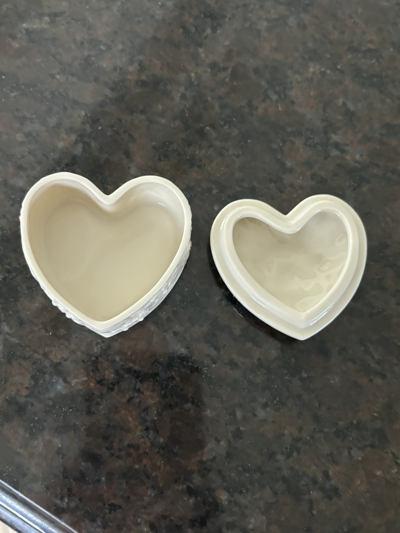 Elegant Lenox Porcelain Heart Shaped Ring Box image indicator(5)