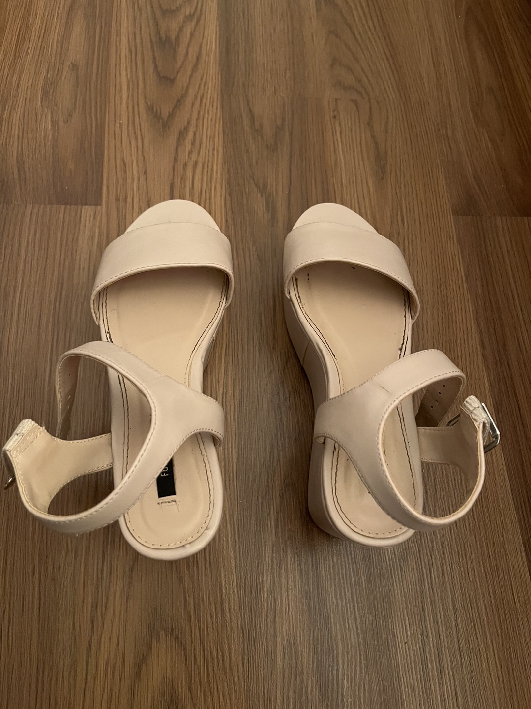 Beige / off-white flatforms