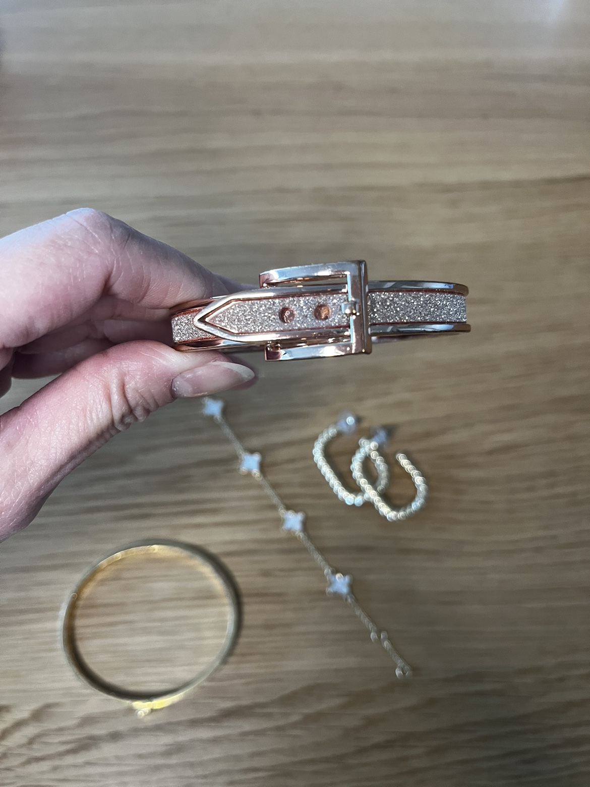 Costume jewelry image indicator(3)