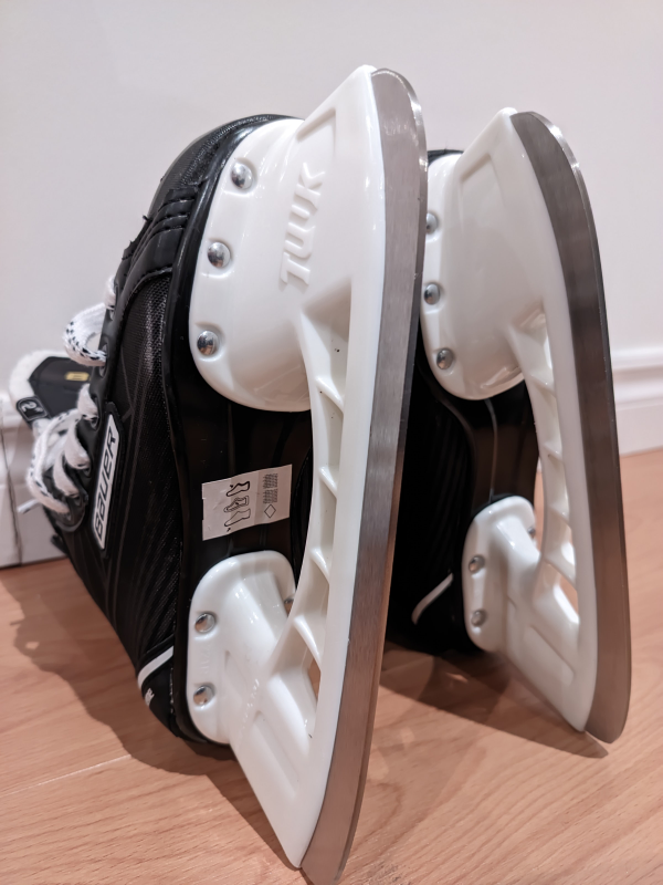 Gently used kids Bauer S140 skates (size 3) image indicator(4)