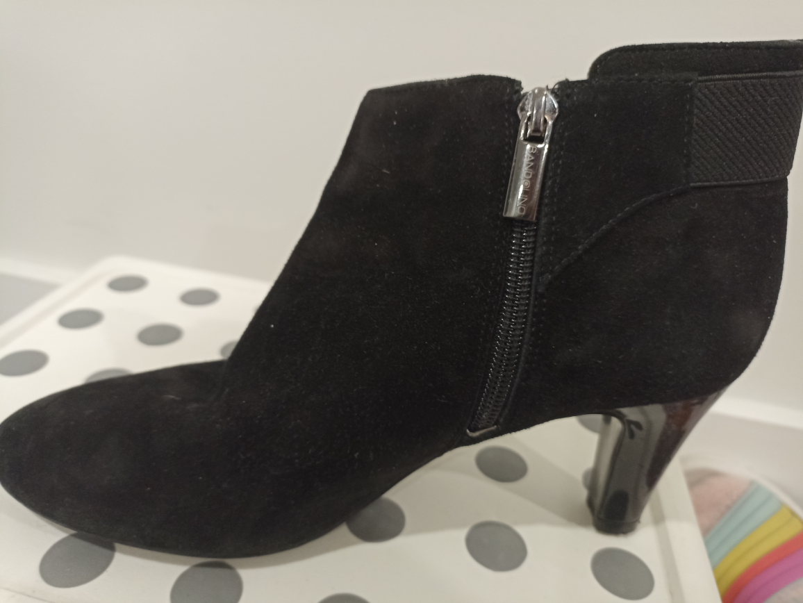 I sell boots for $2 each image indicator(6)