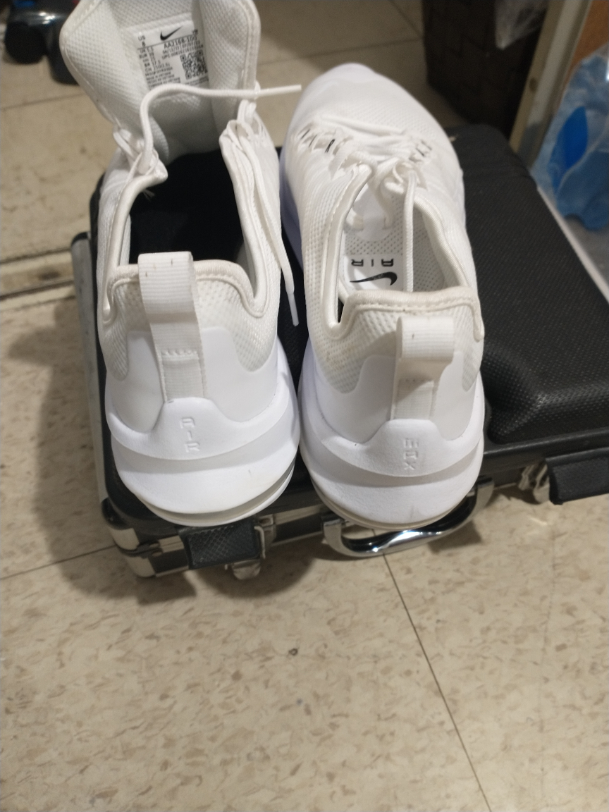 woman Nike Max